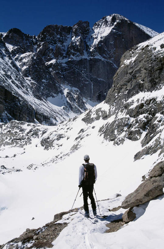 西方人,一个人,站,竖图,室外,白天,运动服,旅游,度假,美景,山,雪,雪山,大雪,欧洲,欧洲人,仅一个男性,仅一个人,仅一个中年男性,阴影,服装,光线,工具,器材,影子,冰,积雪,景观,山峰,雪景,冬季,冬天,山峦,注视,娱乐,背面,衣服,蓝色,蓝天,天空,阳光,自然,天,观察,看,站着,享受,休闲,器械,景色,放松,寒冷,服饰,晴朗,拐杖,观看,察看,冰冷,衣着,穿着,关注,自然风光,万里无云,登山杖,严寒,辅助设备,冰凉,酷寒,凛冽,凛凛,极冷,衣饰,登山棍,男人,男性,中年男性,白种人,晴空,晴空万里,登山,爬山,站立,彩图,全身,运动装