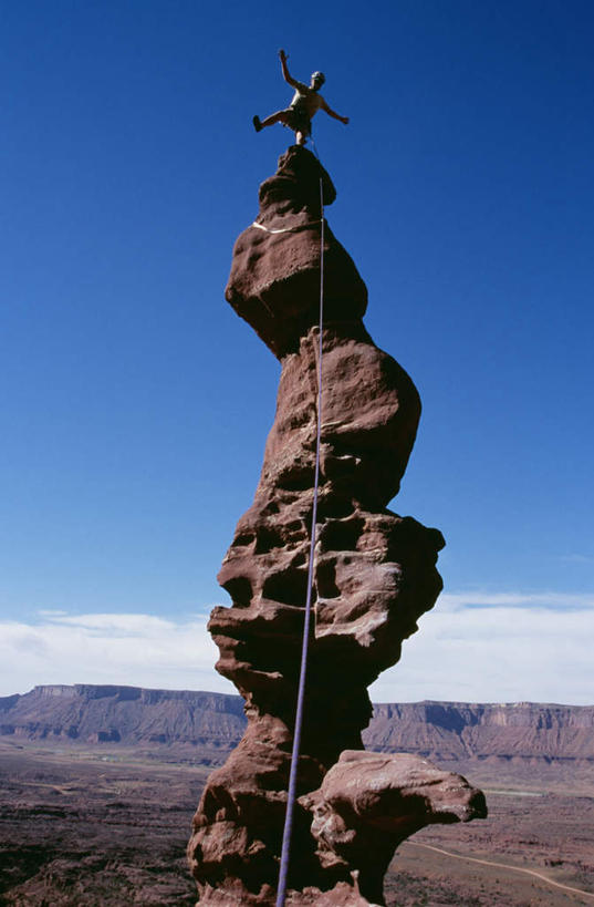 西方人,一个人,举,伸展双臂,攀登,竖图,室外,白天,正面,运动服,锻炼,旅游,度假,探险,安全,运动,攀岩,美景,山,山脉,欧洲,欧洲人,仅一个男性,仅一个人,仅一个中年男性,阴影,服装,光线,影子,景观,山峰,云,云朵,带子,防护,山峦,云彩,注视,娱乐,极限运动,衣服,蓝色,白云,蓝天,天空,阳光,自然,安全带,绳子,群山,天,观察,看,托,享受,休闲,爬,景色,放松,服饰,晴朗,观看,保护,绳索,察看,衣着,穿着,关注,自然风光,室外运动,保险,户外运动,安全绳,保全,周全,安稳,安定,衣饰,冒险,平安,体育,男人,男性,中年男性,白种人,晴空,敞开双臂,登山,举起,举手,举着,攀爬,伸开双臂,向上举,向上伸,向上托,展开双肩,张开手臂,张开双臂,彩图,全身,健身,运动装