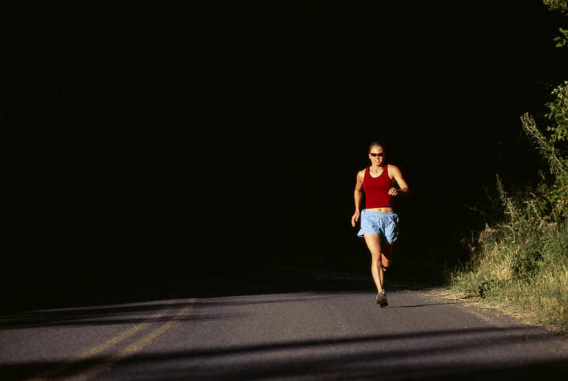 西方人,一个人,跑,横图,室外,白天,正面,仰视,运动服,锻炼,运动,草地,草坪,植物,道路,路,公路,欧洲,欧洲人,仅一个年轻女性,仅一个女性,仅一个人,服装,分界线,停车线,交通,注视,草,衣服,绿色,观察,看,服饰,观看,车行道,车行道分界线,察看,衣着,穿着,关注,标线,车行线,衣饰,体育,年轻女性,女人,女性,白种人,马路,跑步,彩图,低角度拍摄,全身,健身,运动装