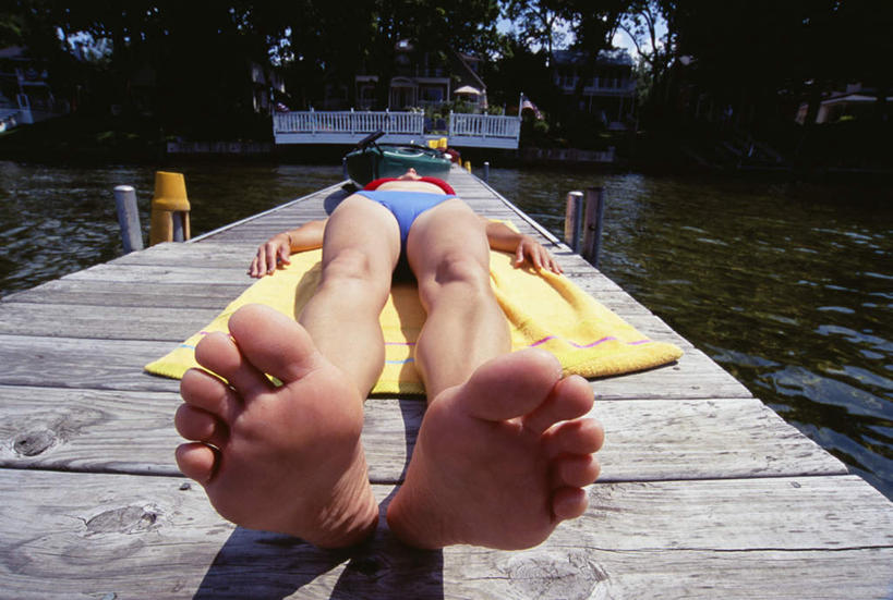 西方人,腿部,脚,脚趾,脚趾甲,腿,一个人,躺,横图,俯视,室外,特写,白天,泳装,比基尼,河流,水,欧洲,欧洲人,仅一个女性,仅一个人,阴影,波纹,光线,木板,影子,河水,水流,桥,木桥,涟漪,光脚,栈桥,倒影,水纹,阳光,垫子,波浪,仅一个中年女性,赤脚,人行桥,木板桥,倒映,水晕,反照,卧着,女人,女性,中年女性,白种人,脚指甲,躺着,卧,彩图,高角度拍摄,全身,三点式,泳衣