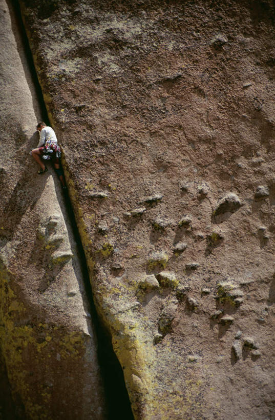西方人,一个人,攀登,竖图,室外,白天,仰视,运动服,锻炼,旅游,度假,探险,运动,攀岩,石头,山,山脉,欧洲,欧洲人,仅一个男性,仅一个人,仅一个中年男性,握,阴影,服装,光线,石子,影子,山峰,山峦,注视,娱乐,极限运动,衣服,阳光,群山,观察,看,享受,休闲,爬,放松,握着,服饰,观看,察看,衣着,穿着,关注,室外运动,户外运动,衣饰,冒险,体育,男人,男性,中年男性,白种人,石块,岩石,登山,攀爬,彩图,低角度拍摄,全身,健身,运动装