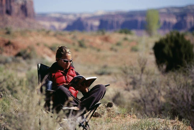 西方人,一个人,坐,横图,室外,白天,正面,旅游,度假,草地,草坪,美景,植物,书籍,椅子,欧洲,欧洲人,仅一个年轻女性,仅一个女性,仅一个人,一本,握,阴影,服装,朦胧,模糊,光线,墨镜,眼镜,影子,景观,注视,休闲装,娱乐,草,衣服,蓝色,绿色,蓝天,天空,阳光,自然,太阳镜,太阳眼镜,天,低头,观察,看,享受,休闲,休闲服,遮阳镜,景色,放松,握着,服饰,晴朗,观看,察看,关注,自然风光,万里无云,垂头,年轻女性,女人,女性,白种人,书,图书,晴空,晴空万里,坐着,半身,彩图