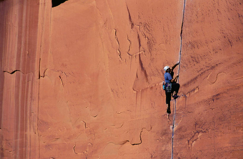 西方人,一个人,举,攀登,横图,室外,白天,仰视,运动服,锻炼,旅游,度假,探险,安全,运动,攀岩,山,山脉,帽子,欧洲,欧洲人,仅一个女性,仅一个人,握,阴影,服装,光线,头盔,影子,山峰,带子,防护,山峦,注视,娱乐,极限运动,衣服,阳光,安全带,安全帽,绳子,群山,观察,看,托,仅一个中年女性,享受,休闲,爬,放松,握着,服饰,观看,保护,绳索,察看,衣着,穿着,关注,室外运动,保险,户外运动,安全绳,保全,周全,安稳,安定,衣饰,冒险,平安,体育,女人,女性,中年女性,白种人,登山,举起,举手,举着,攀爬,向上举,向上伸,向上托,彩图,低角度拍摄,全身,健身,运动装