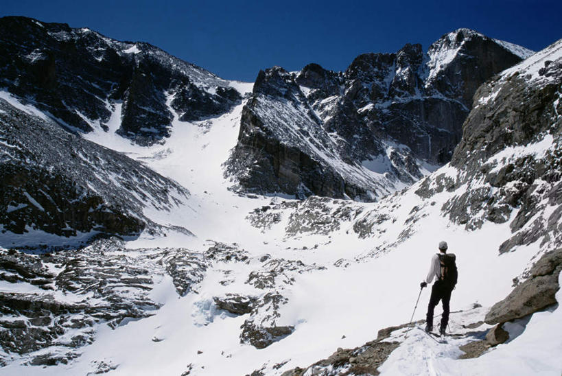 西方人,一个人,站,横图,室外,白天,旅游,度假,石头,美景,山,雪,雪山,大雪,欧洲,欧洲人,仅一个男性,仅一个人,仅一个中年男性,握,阴影,服装,光线,包,工具,器材,石子,影子,冰,积雪,景观,山峰,雪景,冬季,冬天,山峦,旅行包,注视,休闲装,娱乐,背面,衣服,蓝色,蓝天,天空,阳光,自然,背包,天,观察,看,站着,享受,休闲,休闲服,器械,景色,放松,寒冷,握着,服饰,晴朗,拐杖,观看,察看,冰冷,关注,自然风光,万里无云,登山杖,严寒,辅助设备,旅游包,冰凉,酷寒,凛冽,凛凛,极冷,登山棍,男人,男性,中年男性,白种人,石块,岩石,晴空,晴空万里,登山,爬山,站立,彩图,全身,双肩包