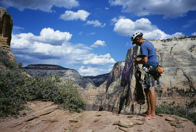 西方人,一个人,站,攀登,横图,室外,白天,侧面,运动服,锻炼,旅游,度假,探险,安全,运动,攀岩,草地,草坪,石头,山,山脉,植物,帽子,欧洲,欧洲人,仅一个男性,仅一个人,仅一个中年男性,握,阴影,服装,光线,石子,头盔,影子,山峰,云,云朵,带子,防护,山峦,云彩,注视,娱乐,极限运动,草,衣服,蓝色,绿色,白云,蓝天,天空,阳光,安全带,安全帽,绳子,群山,天,低头,观察,看,站着,享受,休闲,爬,放松,握着,服饰,晴朗,观看,保护,绳索,察看,衣着,穿着,关注,室外运动,保险,户外运动,安全绳,保全,周全,安稳,安定,垂头,衣饰,冒险,平安,体育,男人,男性,中年男性,白种人,石块,岩石,晴空,登山,攀爬,站立,彩图,全身,健身,运动装