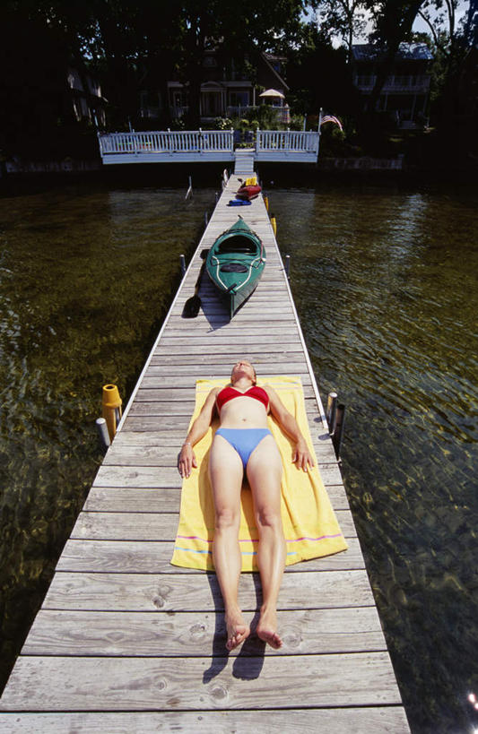 西方人,腿部,脚,脚趾,脚趾甲,腿,一个人,躺,竖图,俯视,室外,特写,白天,泳装,比基尼,河流,水,欧洲,欧洲人,仅一个女性,仅一个人,阴影,波纹,光线,木板,影子,河水,水流,桥,木桥,涟漪,光脚,栈桥,倒影,水纹,阳光,垫子,波浪,仅一个中年女性,赤脚,人行桥,木板桥,倒映,水晕,反照,卧着,女人,女性,中年女性,白种人,脚指甲,躺着,卧,彩图,高角度拍摄,全身,三点式,泳衣