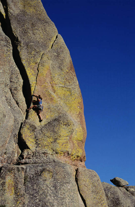 西方人,一个人,攀登,竖图,室外,白天,仰视,运动服,锻炼,旅游,度假,探险,安全,运动,攀岩,石头,山,山脉,帽子,欧洲,欧洲人,仅一个女性,仅一个人,握,阴影,服装,光线,石子,头盔,影子,山峰,带子,防护,山峦,注视,娱乐,极限运动,衣服,蓝色,蓝天,天空,阳光,安全带,安全帽,绳子,群山,天,观察,看,仅一个中年女性,享受,休闲,爬,放松,握着,服饰,晴朗,观看,保护,绳索,察看,衣着,穿着,关注,室外运动,保险,户外运动,万里无云,安全绳,保全,周全,安稳,安定,衣饰,冒险,平安,体育,女人,女性,中年女性,白种人,石块,岩石,晴空,晴空万里,登山,攀爬,彩图,低角度拍摄,全身,健身,运动装