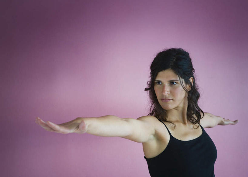 西方人,一个人,站,伸展双臂,横图,室内,白天,正面,运动服,锻炼,瑜伽,运动,欧洲,欧洲人,仅一个年轻女性,仅一个女性,仅一个人,粉色背景,服装,注视,衣服,观察,看,站着,养生,摄影,服饰,影棚,观看,察看,衣着,穿着,关注,衣饰,体育,年轻女性,女人,女性,白种人,敞开双臂,伸开双臂,展开双肩,站立,张开手臂,张开双臂,半身,彩图,影棚拍摄,健身,拍摄,运动装