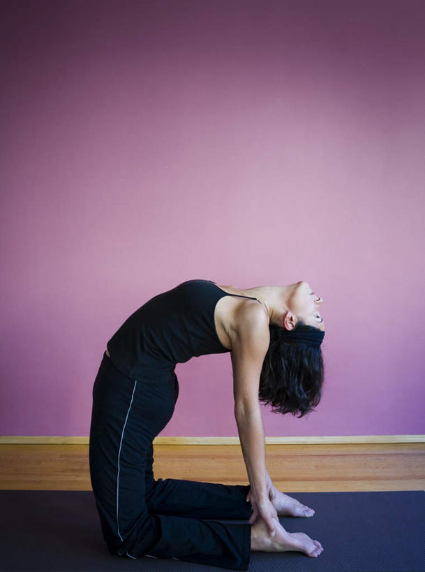 西方人,一个人,站,竖图,室内,白天,侧面,运动服,锻炼,瑜伽,运动,欧洲,欧洲人,仅一个年轻女性,仅一个女性,仅一个人,弯腰,粉色背景,服装,注视,衣服,观察,看,站着,养生,摄影,服饰,影棚,观看,察看,衣着,穿着,关注,弯身,衣饰,体育,年轻女性,女人,女性,白种人,抬头,仰头,站立,彩图,全身,影棚拍摄,健身,拍摄,运动装