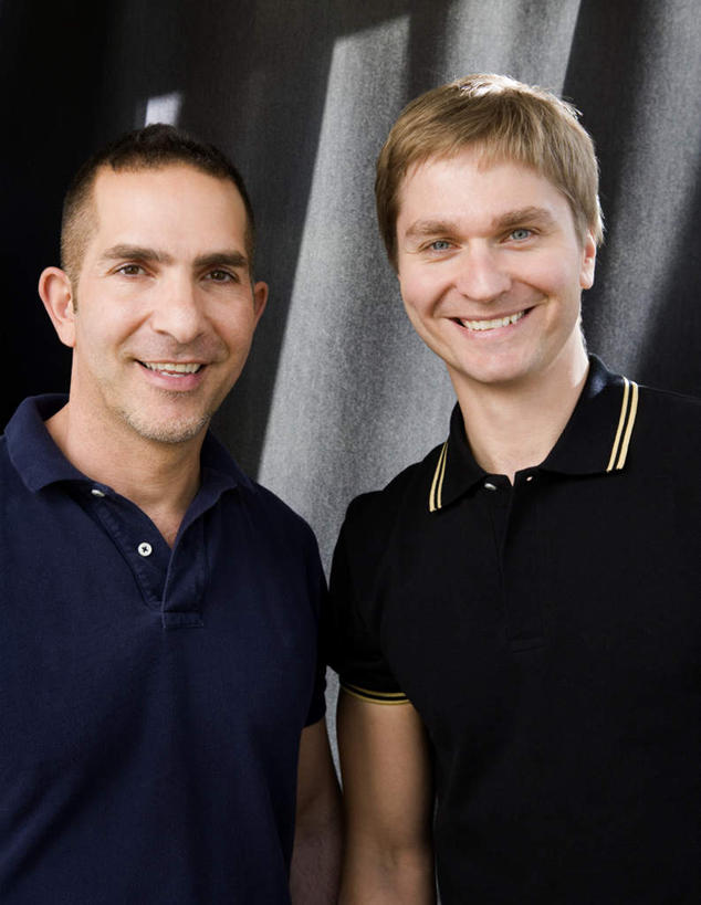 西方人,两个人,站,笑,微笑,露齿笑,竖图,室内,白天,正面,爱情,窗帘,欧洲,欧洲人,服装,装饰,墙,浪漫,注视,休闲装,墙壁,墙面,衣服,帘子,观察,看,站着,休闲,温暖,温馨,休闲服,遮阳,恩爱,恋人,服饰,观看,华丽,修饰,点缀,和睦,察看,关注,同性恋,衬托,美观,雅致,雅观,男人,男性,年轻男性,白种人,情侣,站立,半身,彩图,伴侣,融洽