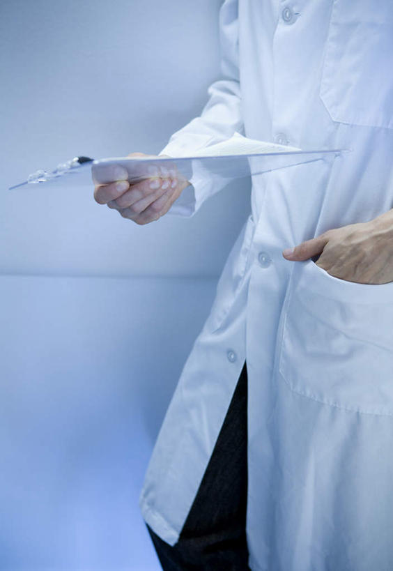 西方人,手,一个人,医生,站,竖图,室内,特写,白天,正面,工作服,制服,欧洲,欧洲人,双手,仅一个男性,仅一个人,握,阴影,反射,影子,墙,拿,拿着,墙壁,墙面,仅一个年轻男性,白色,站着,医护人员,医疗人员,手部,握着,双手插袋,记录板,手插袋,记事板,双手抄兜,双手放兜,工作制服,男人,男性,年轻男性,白种人,大夫,插兜,两手抄兜,两手放兜,手插兜,手放口袋,站立,半身,彩图,工作套服,手抄兜