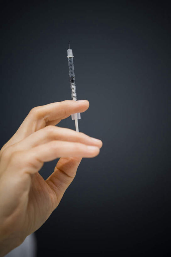 西方人,手,一个人,医生,竖图,室内,特写,白天,正面,欧洲,欧洲人,仅一个男性,仅一个人,握,阴影,黑色背景,反射,影子,拿,拿着,仅一个年轻男性,医护人员,医疗人员,手部,针管,针筒,握着,注射,摄影,影棚,单手,医疗,医疗设备,注射器,男人,男性,年轻男性,白种人,大夫,半身,彩图,影棚拍摄,拍摄