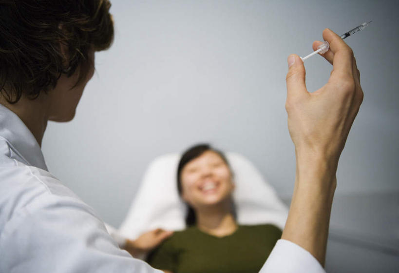 西方人,两个人,医生,病人,医院,站,躺,笑,微笑,露齿笑,横图,室内,白天,正面,工作服,制服,床,欧洲,欧洲人,握,服装,朦胧,模糊,墙,床单,拿,拿着,休闲装,被子,墙壁,墙面,衣服,灰色,站着,医护人员,医疗人员,休闲,休闲服,握着,服饰,单人床,被单,病患,医疗机构,工作制服,卧着,男人,男性,女人,女性,中年男性,中年女性,白种人,大夫,患者,就医者,躺着,卧,站立,半身,彩图,工作套服,病院,诊所