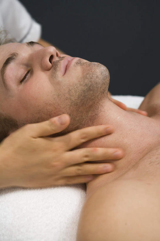 西方人,脸,头,脸颊,手,两个人,按摩师,站,躺,竖图,俯视,室内,特写,白天,工作服,制服,按摩,床,欧洲,欧洲人,双手,阴影,反射,影子,床单,被子,裸露,肩膀,站着,享受,健康,手部,保健,单人床,被单,裸,指压,工作制服,卧着,男人,男性,年轻男性,年轻女性,女人,女性,白种人,头部,脸部,脸蛋,面部,技师,躺着,卧,站立,半身,彩图,高角度拍摄,工作套服,推拿