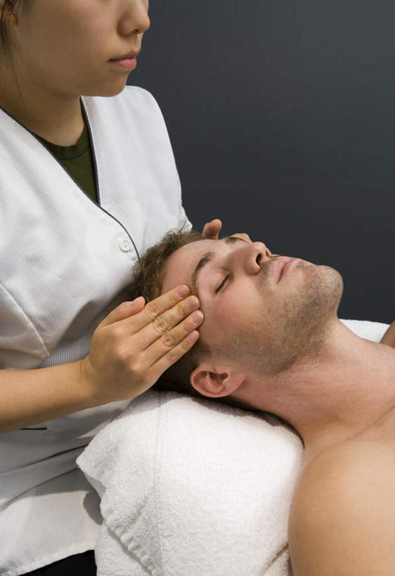 东方人,西方人,脸,头,脸颊,手,两个人,按摩师,站,躺,竖图,俯视,室内,特写,白天,工作服,制服,按摩,床,欧洲,欧洲人,亚洲,双手,阴影,反射,影子,床单,黄种人,被子,裸露,肩膀,站着,享受,健康,手部,保健,单人床,被单,裸,指压,工作制服,卧着,男人,男性,年轻男性,年轻女性,女人,女性,白种人,亚洲人,头部,脸部,脸蛋,面部,技师,躺着,卧,站立,半身,彩图,高角度拍摄,工作套服,推拿