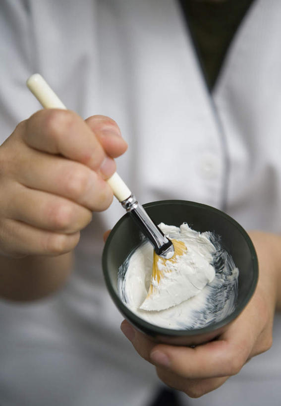 东方人,手,一个人,坐,竖图,俯视,室内,特写,白天,工作服,制服,化妆,美容,亚洲,双手,仅一个男性,仅一个人,仅一个中年男性,护肤,握,阴影,美白,反射,影子,陶瓷,陶瓷制品,拿,拿着,黄种人,化妆品,容器,刷子,碗,搅拌,清洁,保养,享受,休闲,手部,面膜,放松,去角质,握着,保健,保湿,储藏,滋润,护肤品,化妆用品,沐浴刷,储存,清洁用具,去死皮,护肤用品,舒缓,养颜,膏状,膏状面膜,去污,控油,紧肤,嫩肤,祛痘,去痘,祛角质,抗衰,再生,增白,补水,祛斑,抗皱,防皱,除皱,去皱,工作制服,洗浴用具,男人,男性,中年男性,亚洲人,坐着,半身,彩图,高角度拍摄,工作套服,贮存