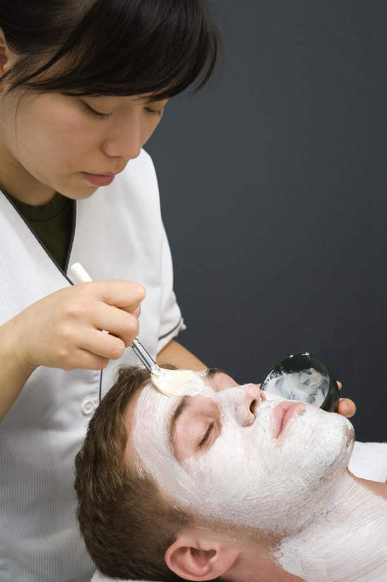 东方人,西方人,两个人,按摩师,坐,躺,闭眼,竖图,俯视,室内,白天,工作服,制服,按摩,化妆,美容,床,靠垫,欧洲,欧洲人,亚洲,护肤,握,阴影,美白,反射,影子,陶瓷,床单,靠枕,陶瓷制品,拿,拿着,注视,黄种人,被子,裸露,化妆品,容器,刷子,垫子,碗,枕头,观察,看,清洁,保养,享受,休闲,面膜,放松,去角质,握着,保健,单人床,观看,保湿,储藏,察看,滋润,被单,护肤品,化妆用品,沐浴刷,储存,关注,清洁用具,去死皮,裸,护肤用品,舒缓,养颜,指压,膏状,膏状面膜,去污,控油,紧肤,嫩肤,祛痘,去痘,祛角质,抗衰,再生,增白,补水,祛斑,抗皱,防皱,除皱,去皱,工作制服,洗浴用具,卧着,男人,男性,年轻男性,年轻女性,女人,女性,白种人,亚洲人,技师,闭眼睛,闭着眼,闭着眼睛,躺着,卧,坐着,半身,彩图,高角度拍摄,工作套服,推拿,贮存