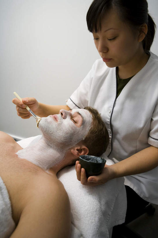 东方人,西方人,两个人,按摩师,坐,躺,闭眼,竖图,俯视,室内,白天,工作服,制服,按摩,化妆,美容,床,靠垫,欧洲,欧洲人,亚洲,护肤,握,阴影,美白,反射,影子,陶瓷,床单,靠枕,陶瓷制品,拿,拿着,注视,黄种人,被子,裸露,化妆品,容器,刷子,垫子,碗,枕头,观察,看,清洁,保养,享受,休闲,面膜,放松,去角质,握着,保健,单人床,观看,保湿,储藏,察看,滋润,被单,护肤品,化妆用品,沐浴刷,储存,关注,清洁用具,去死皮,裸,护肤用品,舒缓,养颜,指压,膏状,膏状面膜,去污,控油,紧肤,嫩肤,祛痘,去痘,祛角质,抗衰,再生,增白,补水,祛斑,抗皱,防皱,除皱,去皱,工作制服,洗浴用具,卧着,男人,男性,年轻男性,年轻女性,女人,女性,白种人,亚洲人,技师,闭眼睛,闭着眼,闭着眼睛,躺着,卧,坐着,半身,彩图,高角度拍摄,工作套服,推拿,贮存