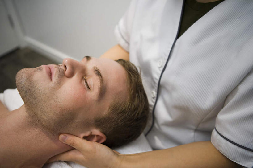 东方人,西方人,脸,头,脸颊,手,两个人,按摩师,站,躺,横图,俯视,室内,特写,白天,工作服,制服,按摩,床,欧洲,欧洲人,亚洲,双手,阴影,反射,影子,床单,黄种人,被子,裸露,肩膀,站着,享受,健康,手部,保健,单人床,被单,裸,指压,工作制服,卧着,男人,男性,年轻男性,年轻女性,女人,女性,白种人,亚洲人,头部,脸部,脸蛋,面部,技师,躺着,卧,站立,半身,彩图,高角度拍摄,工作套服,推拿