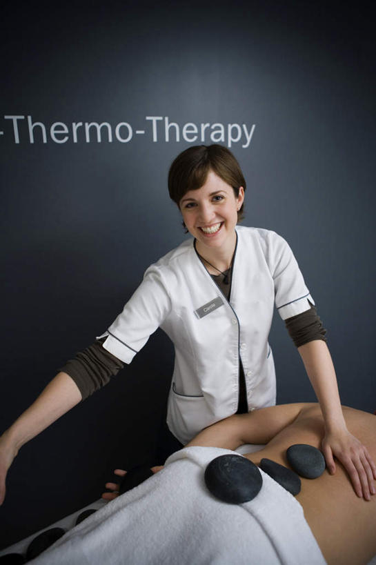 西方人,两个人,按摩师,站,躺,笑,微笑,露齿笑,竖图,室内,白天,正面,工作服,制服,按摩,石头,床,欧洲,欧洲人,英文,标志,纺织物,石子,文字,字符,字母,墙,床单,注视,被子,标识,吊牌,裸露,墙壁,墙面,胸牌,毛巾,观察,看,趴着,清洁,站着,鹅卵石,单人床,赤裸,观看,保暖,英文字母,察看,徽章,被单,关注,裸,身份,按摩石,透气,指压,防水,胸章,胸卡,编号牌,雕刻牌,工号牌,胸号牌,胸徽,员工牌,工作制服,储水,耐磨,吸水,卧着,男人,男性,年轻男性,年轻女性,女人,女性,白种人,石块,技师,趴,躺着,卧,站立,半身,彩图,工作套服,推拿