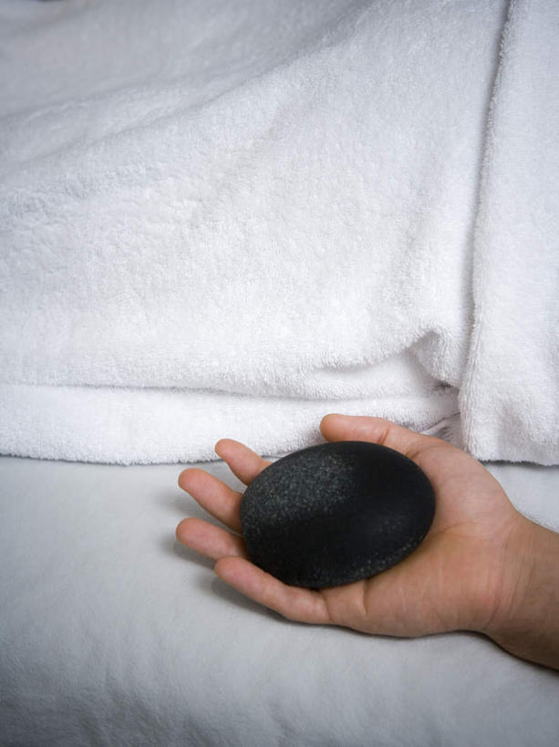 西方人,一个人,捧,竖图,俯视,室内,特写,白天,石头,床,欧洲,欧洲人,仅一个男性,仅一个人,纺织物,石子,床单,被子,仅一个年轻男性,一个,毛巾,趴着,清洁,鹅卵石,单人床,单个,保暖,被单,按摩石,透气,防水,储水,耐磨,吸水,男人,男性,年轻男性,白种人,石块,端,端着,趴,捧着,手捧,半身,彩图,高角度拍摄