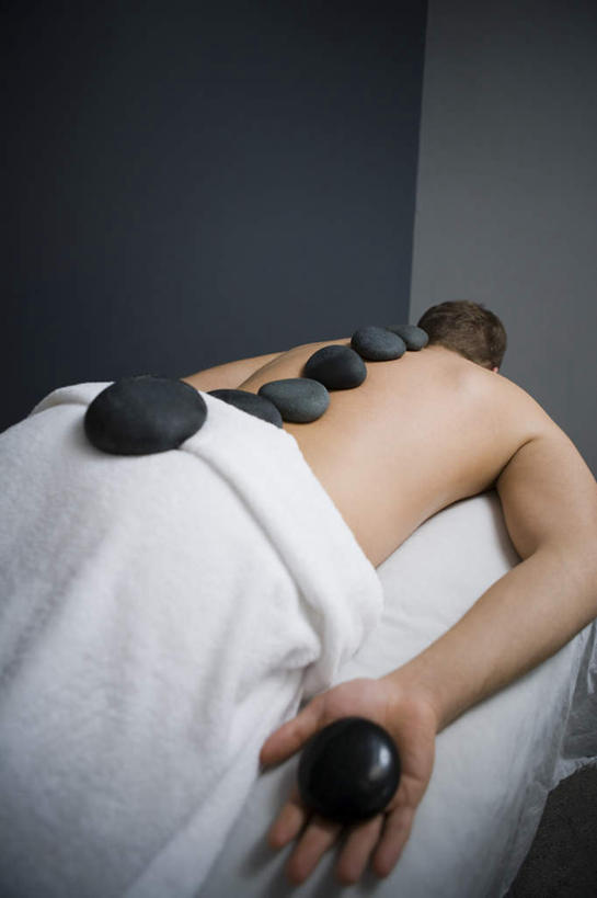 西方人,一个人,躺,捧,竖图,俯视,室内,白天,石头,欧洲,欧洲人,仅一个男性,仅一个人,五个,一排,许多,阴影,朦胧,模糊,整齐,反射,纺织物,石子,影子,裸露,排列,仅一个年轻男性,黑色,毛巾,趴着,清洁,鹅卵石,保暖,队列,裸,按摩石,透气,防水,储水,耐磨,吸水,卧着,男人,男性,年轻男性,白种人,石块,端,端着,趴,捧着,手捧,躺着,卧,半身,彩图,高角度拍摄