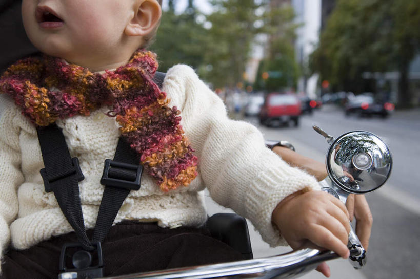 西方人,婴儿,儿童,中年人,两个人,家庭,父亲,坐,横图,室外,白天,正面,纯洁,植物,道路,路,公路,自行车,汽车,欧洲,欧洲人,握,服装,朦胧,模糊,装饰,分界线,停车线,交通,扭头,休闲装,车,脚踏车,树,树木,小孩,衣服,绿色,自然,围巾,交通工具,轿车,转头,休闲,温暖,温馨,一家人,休闲服,父爱,可爱,童年,童趣,握着,服饰,活泼,生长,成长,围脖,保暖,车行道,车行道分界线,华丽,点缀,和睦,御寒,载具,宝宝,标线,童真,纯真,烂漫,无邪,车行线,衬托,美观,雅致,雅观,伶俐,天真,男人,男性,中年男性,白种人,孩子,马路,坐着,半身,彩图,融洽