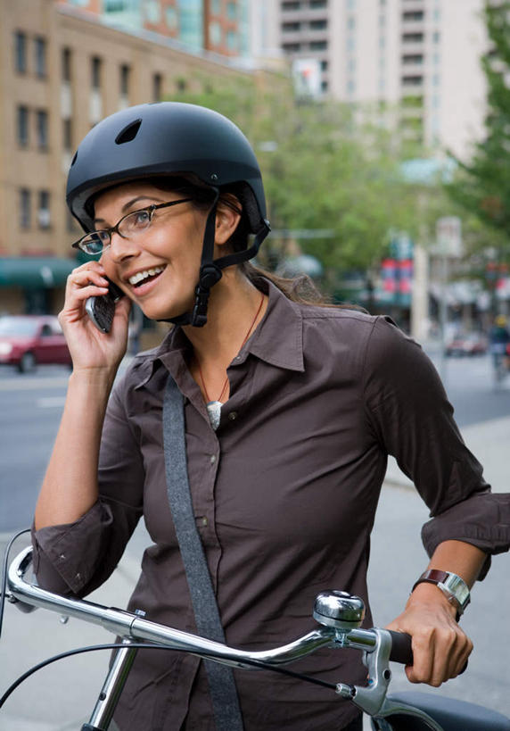 西方人,一个人,家,站,笑,打电话,微笑,露齿笑,竖图,室外,白天,正面,植物,道路,路,公路,自行车,电话,帽子,手机,欧洲,欧洲人,仅一个年轻女性,仅一个女性,仅一个人,握,服装,朦胧,模糊,时间,时钟,手表,头盔,眼镜,房屋,屋子,公寓,交通,拿,听,计时,拿着,注视,休闲装,通讯设备,洋房,楼房,住宅,车,脚踏车,树,树木,衣服,绿色,自然,安全帽,钟表,交通工具,观察,看,站着,休闲,休闲服,表,握着,服饰,生长,成长,观看,腕表,察看,关注,载具,近视眼镜,交流,年轻女性,女人,女性,白种人,钟,马路,沟通,通话,站立,半身,彩图,房子