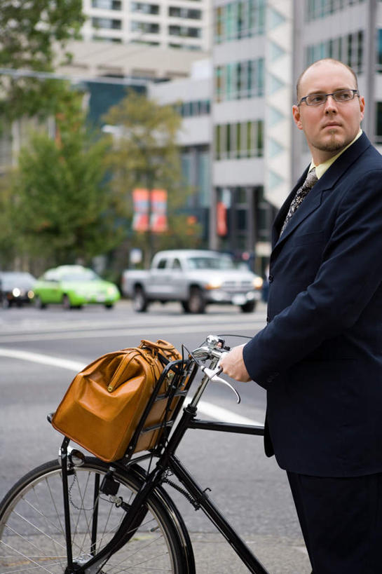 西方人,一个人,商务人士,商务男性,家,站,竖图,室外,白天,侧面,衬衫,植物,道路,路,公路,自行车,欧洲,欧洲人,仅一个男性,仅一个人,仅一个中年男性,握,套装,朦胧,模糊,包,公文包,眼镜,房屋,屋子,公寓,分界线,停车线,交通,扭头,注视,洋房,楼房,住宅,车,脚踏车,树,树木,绿色,自然,交通工具,观察,看,站着,转头,握着,生长,成长,公事包,观看,车行道,车行道分界线,察看,关注,载具,标线,商务装,近视眼镜,工薪阶层,车行线,男人,男性,中年男性,白种人,白领,上班族,马路,站立,半身,彩图,衬衣,房子