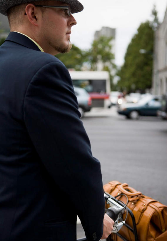 西方人,一个人,商务人士,商务男性,站,竖图,室外,白天,侧面,衬衫,植物,道路,路,公路,自行车,帽子,欧洲,欧洲人,仅一个男性,仅一个人,仅一个中年男性,一辆,套装,朦胧,模糊,包,公文包,交通,扭头,注视,礼帽,车,脚踏车,树,树木,绿色,自然,交通工具,观察,看,站着,转头,生长,成长,公事包,观看,察看,关注,载具,商务装,工薪阶层,男人,男性,中年男性,白种人,白领,上班族,马路,站立,半身,彩图,衬衣