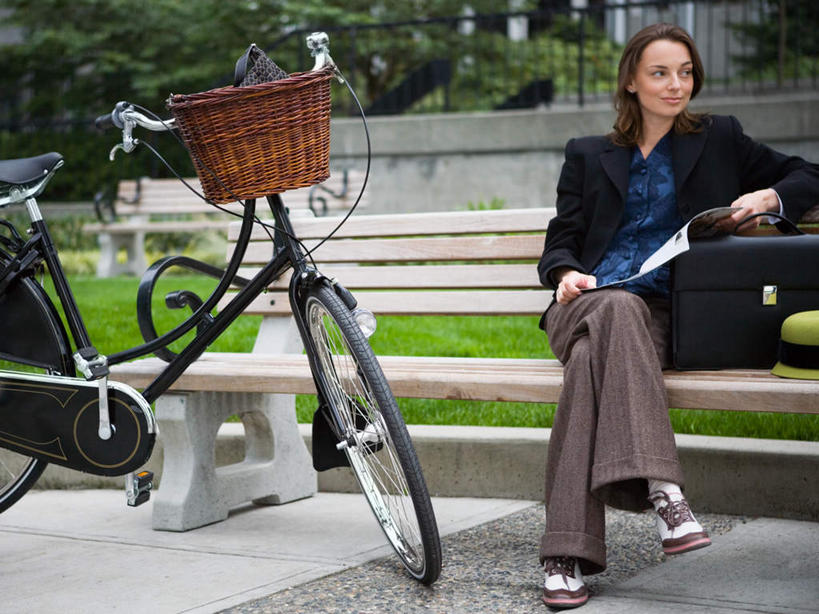 西方人,一个人,商务人士,商务女性,坐,横图,室外,白天,正面,阅读,草地,草坪,植物,自行车,杂志,椅子,欧洲,欧洲人,仅一个年轻女性,仅一个女性,仅一个人,握,学习,套装,朦胧,模糊,包,公文包,木椅,二郎腿,拿,拿着,扭头,注视,车,脚踏车,草,树,树木,绿色,自然,交通工具,观察,看,转头,读书,浏览,握着,生长,成长,公事包,观看,察看,关注,载具,商务装,工薪阶层,年轻女性,女人,女性,白种人,白领,上班族,坐着,彩图,全身