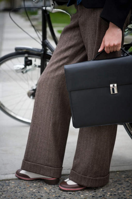 西方人,一个人,商务人士,商务女性,站,竖图,俯视,室外,特写,白天,草地,草坪,植物,道路,路,自行车,欧洲,欧洲人,仅一个年轻女性,仅一个女性,仅一个人,一辆,握,套装,包,公文包,小路,交通,车,脚踏车,草,绿色,交通工具,站着,握着,公事包,载具,商务装,工薪阶层,年轻女性,女人,女性,白种人,白领,上班族,站立,半身,彩图,高角度拍摄