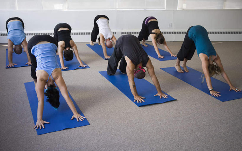 西方人,伙伴,朋友,健身房,站,横图,室内,白天,正面,运动服,锻炼,瑜伽,友谊,运动,窗户,欧洲,欧洲人,撑,服装,毯子,墙,许多人,光脚,玻璃窗,墙壁,墙面,排列,衣服,蓝色,白色,瑜伽垫,垫子,低头,站着,一群人,赤脚,养生,服饰,撑着,衣着,穿着,瑜伽毯,摆列,衣饰,体育,友情,男人,男性,年轻男性,年轻女性,女人,女性,白种人,站立,彩图,全身,健身,健身馆,布列,分列,运动装