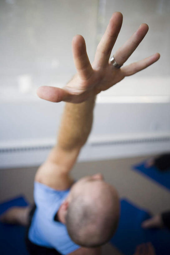 西方人,一个人,坐,举,竖图,俯视,室内,特写,白天,运动服,锻炼,瑜伽,运动,欧洲,欧洲人,仅一个男性,仅一个人,仅一个中年男性,服装,朦胧,模糊,毯子,衣服,蓝色,瑜伽垫,垫子,托,养生,服饰,张开五指,衣着,穿着,瑜伽毯,衣饰,体育,男人,男性,中年男性,白种人,举起,举手,举着,抬头,向上举,向上伸,向上托,仰头,坐着,半身,彩图,高角度拍摄,健身,五指张开,运动装