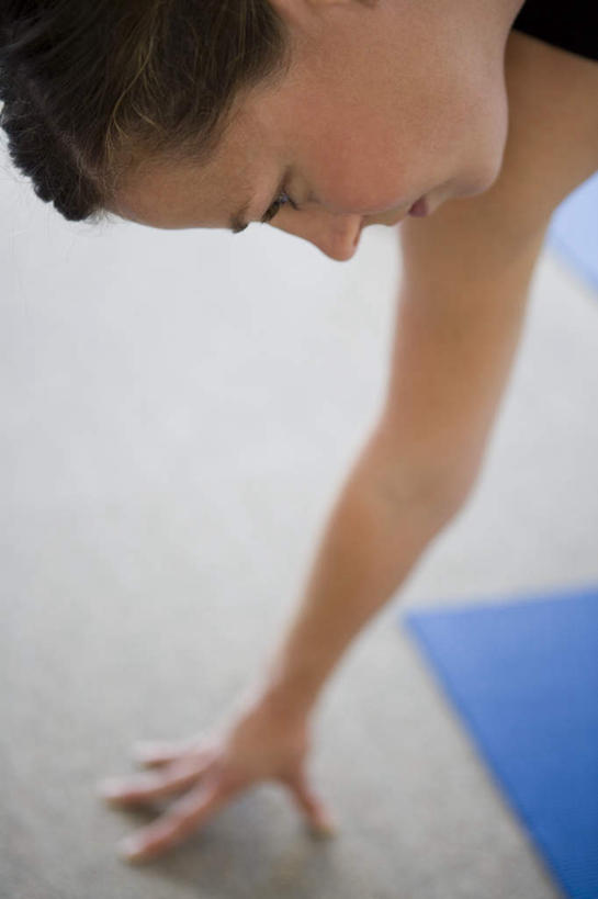 西方人,一个人,站,竖图,俯视,室内,特写,白天,运动服,锻炼,瑜伽,运动,欧洲,欧洲人,仅一个女性,仅一个人,撑,阴影,服装,反射,毯子,影子,注视,衣服,瑜伽垫,垫子,低头,观察,看,站着,仅一个中年女性,养生,服饰,观看,察看,撑着,衣着,穿着,关注,瑜伽毯,衣饰,体育,女人,女性,中年女性,白种人,站立,半身,彩图,高角度拍摄,健身,运动装