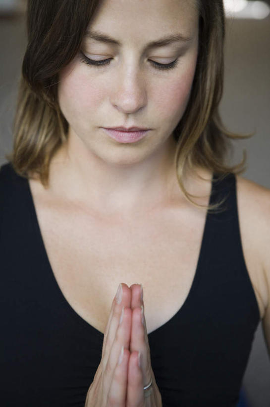 西方人,脸,头,脸颊,手,一个人,坐,闭眼,竖图,室内,特写,白天,正面,锻炼,瑜伽,运动,欧洲,欧洲人,双手,仅一个女性,仅一个人,阴影,服装,朦胧,模糊,反射,背心,影子,祝福,肩膀,虔诚,衣服,黑色,祈祷,双手合十,仅一个中年女性,手部,养生,服饰,衣着,穿着,感谢,合掌,合十礼,合掌礼,合十,莲华合掌,感恩,衣饰,体育,女人,女性,中年女性,白种人,头部,脸部,脸蛋,面部,闭眼睛,闭着眼,闭着眼睛,坐着,半身,彩图,健身