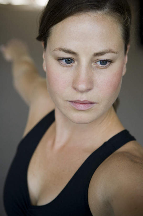 西方人,脸,头,脸颊,手,一个人,坐,伸展双臂,竖图,室内,特写,白天,正面,锻炼,瑜伽,运动,欧洲,欧洲人,仅一个女性,仅一个人,阴影,服装,朦胧,模糊,反射,背心,毯子,影子,扭头,注视,肩膀,衣服,蓝色,黑色,瑜伽垫,垫子,观察,看,转头,仅一个中年女性,手部,养生,服饰,观看,单手,察看,衣着,穿着,关注,瑜伽毯,衣饰,体育,女人,女性,中年女性,白种人,头部,脸部,脸蛋,面部,敞开双臂,伸开双臂,展开双肩,张开手臂,张开双臂,坐着,半身,彩图,健身