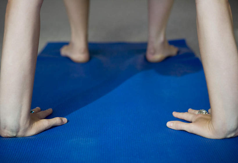 西方人,手,腿部,脚,脚趾,脚趾甲,腿,一个人,横图,俯视,室内,特写,白天,锻炼,瑜伽,运动,欧洲,欧洲人,仅一个年轻女性,仅一个女性,仅一个人,撑,阴影,朦胧,模糊,反射,毯子,影子,光脚,蓝色,瑜伽垫,垫子,赤脚,手部,养生,撑着,瑜伽毯,体育,年轻女性,女人,女性,白种人,脚指甲,半身,彩图,高角度拍摄,健身