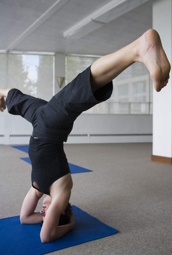 西方人,腿部,脚,脚趾,脚趾甲,腿,一个人,健身房,举,竖图,室内,白天,侧面,运动服,窗户,欧洲,欧洲人,仅一个女性,仅一个人,倒立,服装,毯子,墙,光脚,玻璃窗,墙壁,墙面,衣服,白色,黑色,瑜伽垫,垫子,托,仅一个中年女性,赤脚,服饰,张开双腿,衣着,穿着,瑜伽毯,衣饰,展开双腿,女人,女性,中年女性,白种人,脚指甲,举起,举手,举着,向上举,向上伸,向上托,半身,彩图,健身馆,伸展双腿,运动装