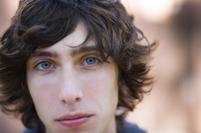 西方人,脸,头,眼睛,脸颊,眉毛,睫毛,一个人,站,横图,室外,特写,白天,正面,欧洲,欧洲人,瞳孔,仅一个男性,仅一个人,阴影,服装,朦胧,模糊,反射,影子,棕色,注视,休闲装,肩膀,仅一个年轻男性,衣服,蓝色,观察,看,站着,休闲,休闲服,连帽衫,眼部,服饰,观看,察看,关注,帽衫,男人,男性,年轻男性,白种人,头部,卷发,睫,脸部,脸蛋,眉,面部,眼,眼睫毛,眼眉,站立,半身,彩图,短发,眼眉毛