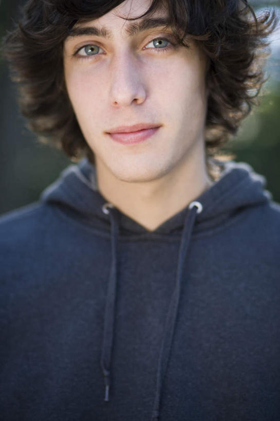 西方人,脸,头,脸颊,一个人,站,笑,微笑,竖图,室外,特写,白天,正面,欧洲,欧洲人,仅一个男性,仅一个人,阴影,服装,朦胧,模糊,反射,影子,棕色,注视,休闲装,肩膀,仅一个年轻男性,衣服,观察,看,站着,休闲,休闲服,连帽衫,服饰,观看,察看,关注,帽衫,男人,男性,年轻男性,白种人,头部,卷发,脸部,脸蛋,面部,站立,半身,彩图,短发