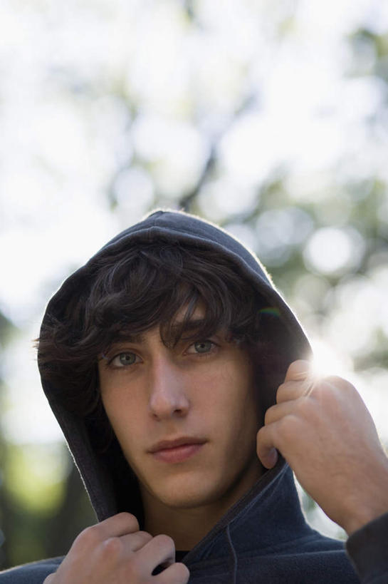 西方人,脸,头,脸颊,手,一个人,站,竖图,室外,特写,白天,仰视,植物,欧洲,欧洲人,双手,仅一个男性,仅一个人,握,阴影,服装,朦胧,模糊,光线,影子,注视,休闲装,肩膀,树,树木,仅一个年轻男性,衣服,绿色,阳光,自然,观察,看,站着,休闲,手部,休闲服,连帽衫,握着,服饰,生长,成长,观看,察看,关注,帽衫,男人,男性,年轻男性,白种人,头部,脸部,脸蛋,面部,站立,半身,彩图,低角度拍摄