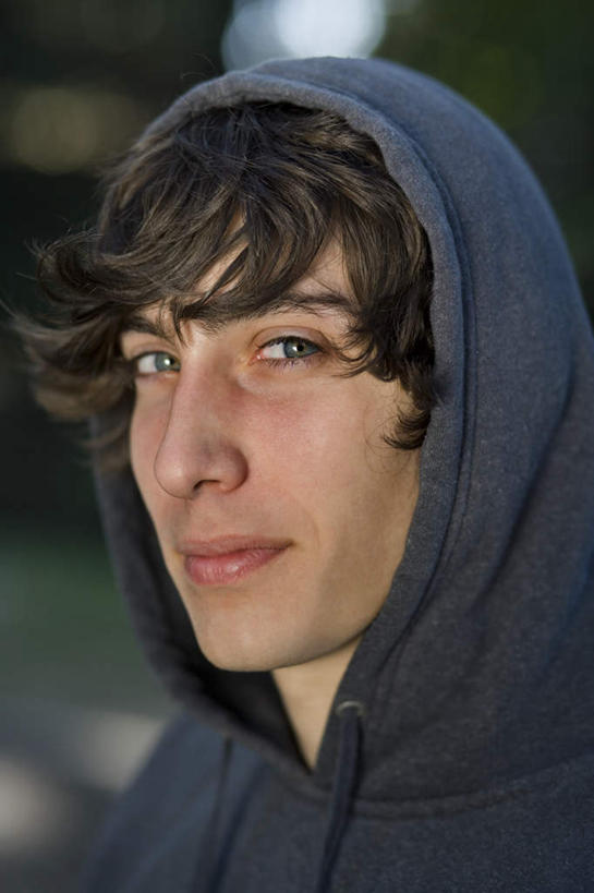 西方人,脸,头,脸颊,一个人,站,笑,微笑,竖图,室外,特写,白天,正面,树林,植物,欧洲,欧洲人,仅一个男性,仅一个人,服装,朦胧,模糊,注视,休闲装,肩膀,树,树木,仅一个年轻男性,衣服,绿色,自然,观察,看,站着,休闲,休闲服,连帽衫,服饰,生长,成长,观看,察看,关注,帽衫,男人,男性,年轻男性,白种人,头部,脸部,脸蛋,面部,站立,半身,彩图