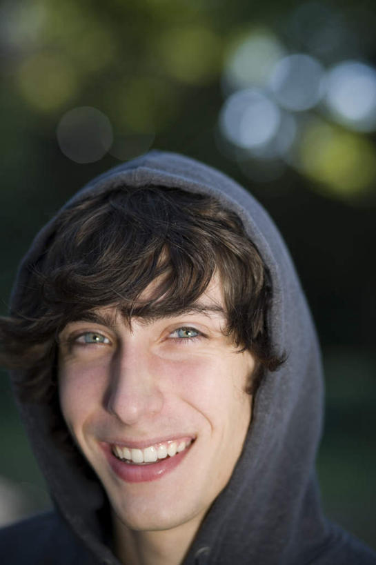 西方人,脸,头,脸颊,一个人,站,笑,微笑,露齿笑,竖图,室外,特写,白天,正面,植物,欧洲,欧洲人,仅一个男性,仅一个人,服装,朦胧,模糊,棕色,注视,休闲装,肩膀,树,树木,仅一个年轻男性,衣服,绿色,自然,观察,看,站着,休闲,休闲服,连帽衫,服饰,生长,成长,观看,察看,关注,帽衫,男人,男性,年轻男性,白种人,头部,卷发,脸部,脸蛋,面部,站立,半身,彩图,短发