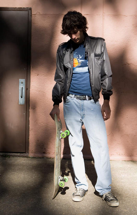 西方人,一个人,站,竖图,室外,白天,正面,锻炼,运动,门,欧洲,欧洲人,仅一个男性,仅一个人,握,阴影,服装,光线,影子,墙,棕色,拿,拿着,注视,休闲装,极限运动,墙壁,墙面,仅一个年轻男性,衣服,阳光,门框,低头,观察,看,站着,休闲,休闲服,握着,服饰,滑板,观看,察看,关注,体育,男人,男性,年轻男性,白种人,站立,彩图,全身,健身,滑板运动