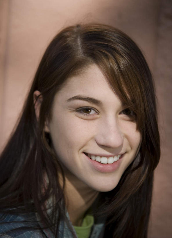 西方人,脸,头,脸颊,头发,一个人,站,笑,微笑,露齿笑,竖图,室外,特写,白天,正面,欧洲,欧洲人,仅一个年轻女性,仅一个女性,仅一个人,阴影,服装,朦胧,模糊,光线,影子,墙,棕色,注视,休闲装,肩膀,墙壁,墙面,衣服,阳光,观察,看,站着,休闲,休闲服,服饰,观看,察看,关注,年轻女性,女人,女性,白种人,头部,长发,直发,脸部,脸蛋,面部,站立,半身,彩图