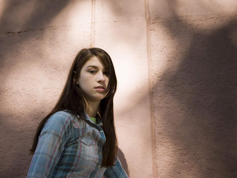 西方人,一个人,站,笑,微笑,横图,室外,白天,仰视,欧洲,欧洲人,仅一个年轻女性,仅一个女性,仅一个人,阴影,服装,光线,影子,墙,棕色,注视,休闲装,墙壁,墙面,衣服,阳光,观察,看,站着,休闲,休闲服,服饰,观看,察看,关注,年轻女性,女人,女性,白种人,站立,半身,彩图,低角度拍摄