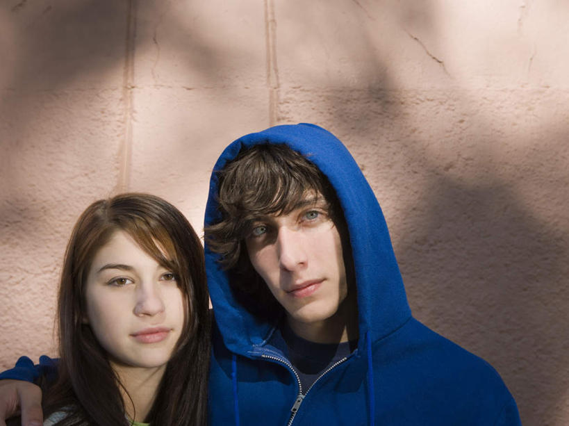 西方人,手,两个人,站,抱,笑,微笑,横图,室外,特写,白天,正面,爱情,欧洲,欧洲人,阴影,服装,光线,影子,浪漫,注视,休闲装,衣服,蓝色,阳光,观察,看,站着,休闲,温暖,温馨,手部,休闲服,连帽衫,恩爱,恋人,服饰,抱着,观看,单手,和睦,察看,搂着,关注,男人,男性,年轻男性,年轻女性,女人,女性,白种人,情侣,搂,搂抱,站立,半身,彩图,伴侣,融洽