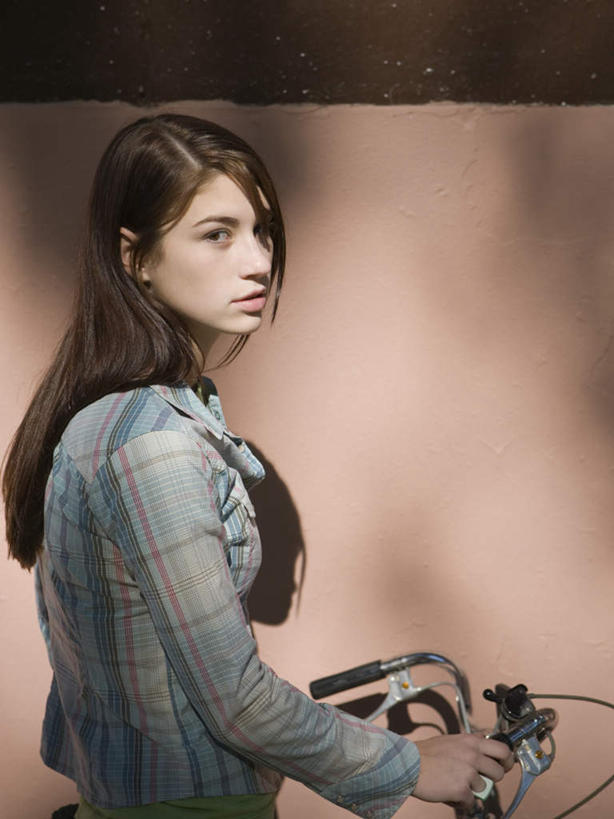 西方人,一个人,站,竖图,室外,白天,侧面,自行车,欧洲,欧洲人,仅一个年轻女性,仅一个女性,仅一个人,一辆,握,阴影,服装,光线,影子,扭头,注视,休闲装,车,脚踏车,衣服,阳光,交通工具,观察,看,站着,转头,休闲,休闲服,握着,服饰,观看,察看,关注,载具,年轻女性,女人,女性,白种人,站立,半身,彩图