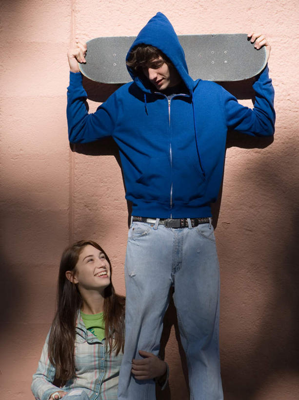 西方人,两个人,站,坐,笑,微笑,露齿笑,竖图,室外,白天,正面,爱情,锻炼,运动,欧洲,欧洲人,握,阴影,服装,光线,影子,墙,棕色,浪漫,注视,休闲装,极限运动,墙壁,墙面,骑,衣服,阳光,低头,观察,看,扛,站着,休闲,温暖,温馨,休闲服,连帽衫,恩爱,握着,恋人,服饰,滑板,观看,和睦,察看,关注,扛在肩上,骑在肩上,体育,男人,男性,年轻男性,年轻女性,女人,女性,白种人,情侣,站立,坐着,半身,彩图,健身,伴侣,融洽,滑板运动